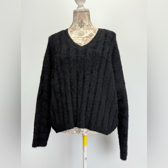 BISHOP & YOUNG Black V-Neck ribbed sweater size M. - Picture 2 of 12